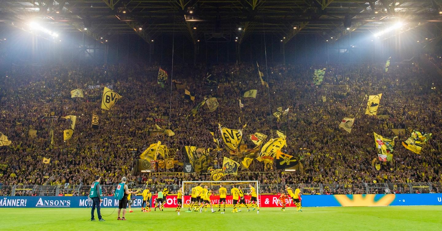 Tribüne und Spieler Borussia Dortmund