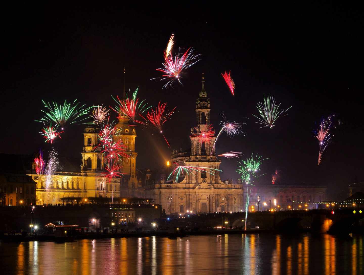 silvester-dresden-t-165494042.jpg