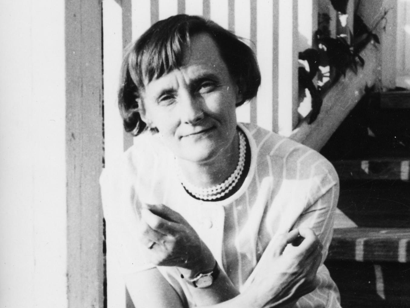 schweden-astrid-lindgren-auf-der-treppe-c-vimmerby-bildarkiv.jpg