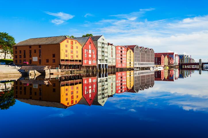 norwegen-mittelnorwegen-trondheim-bunte-haeuser-g-899645520.jpg