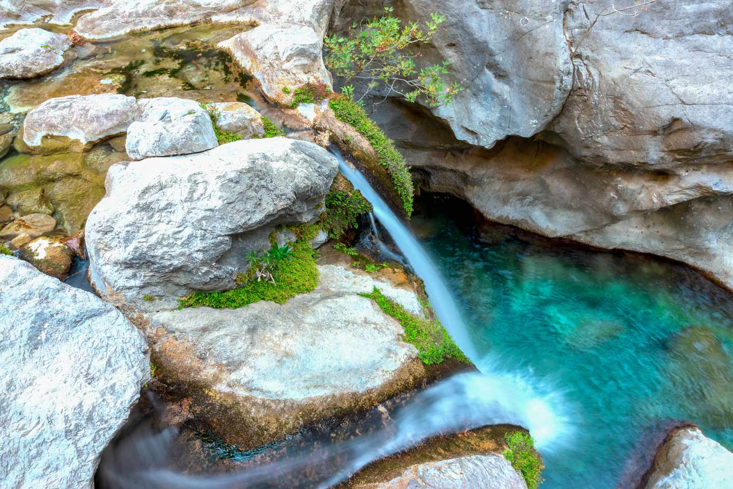 tuerkei-alanya-sapadere-canyon-wasserfall-naturpools-blaues-wasser-felsen-g-1347108248.jpg