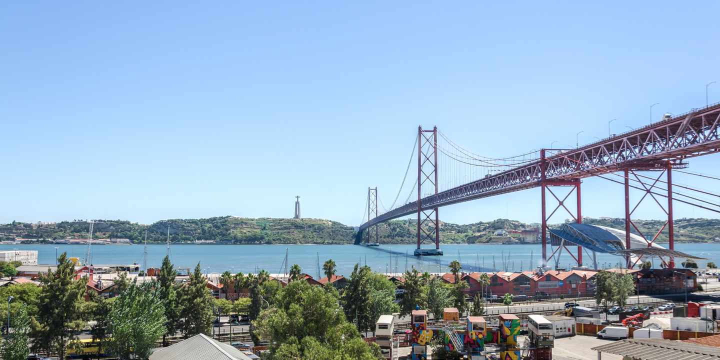 portugal-lissabon-lx-factory-bruecke-ponte-25-de-abril-industrie-s-714069961.jpg