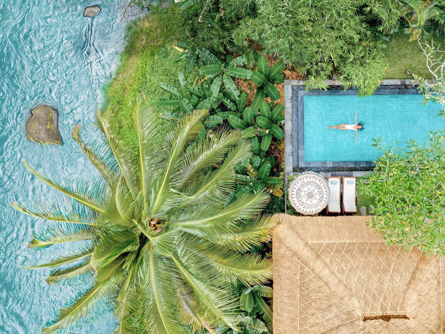 indonesien-bali-hotel-mandapa-a-ritz-carlton-reserve-luftaufnahme-von-frau-im-schwimmbad-d-1533229_schnitt.jpg
