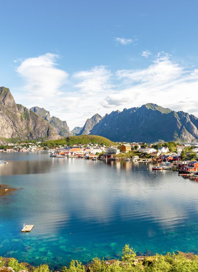 Norwegen Sehenswürdigkeiten Rorbuer-Holzhütten am Fjord bei Reine mit Bergkulisse auf den Lofoten in Nordnorwegen