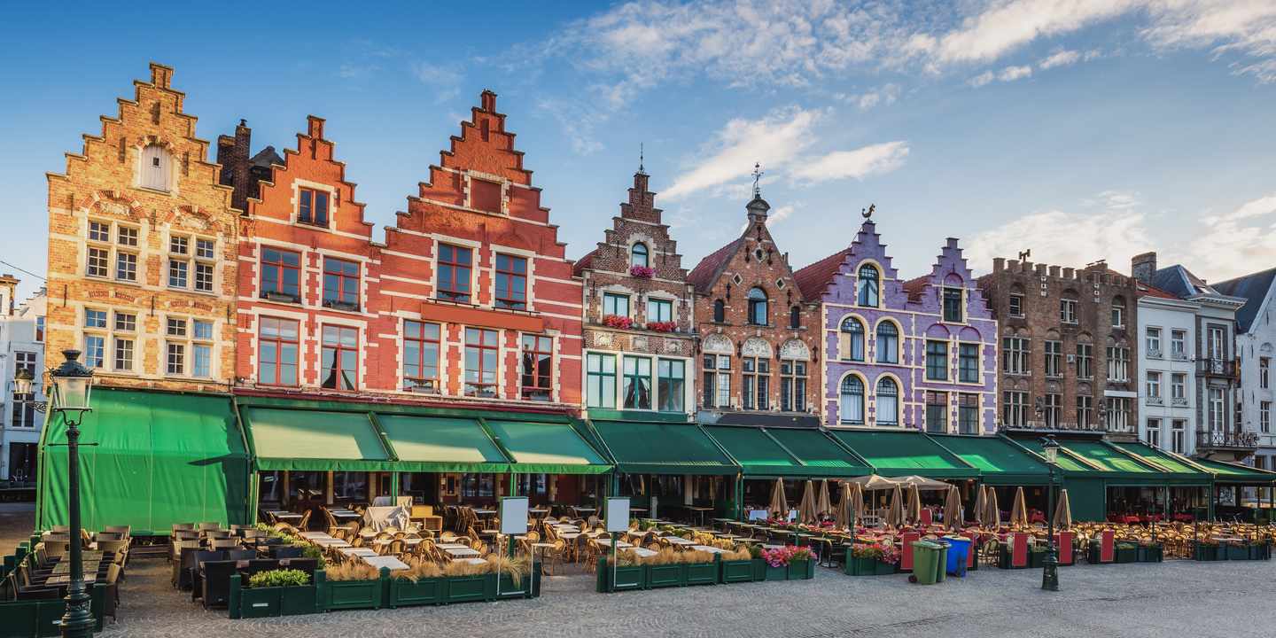 blte6d9d55b2b882a48-belgien-bruegge-markt-g-1134973874.jpg Blick auf den Marktplatz von Brügge