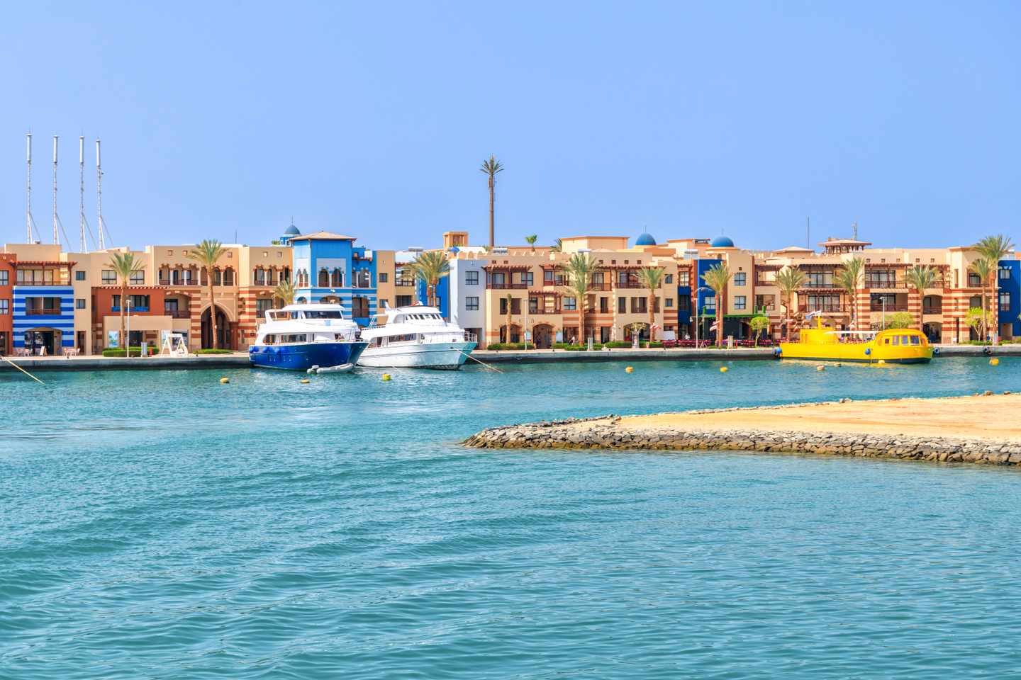 aegypten-rotes-meer-port-ghalib-g-1921717854.jpg Landschaft der Küste des Roten Meeres bei Port Ghalib in Ägypten