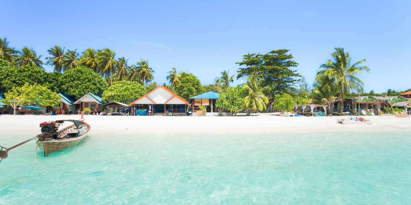 thailand-koh-lipe-sandstrand-thai-boot-g-153744561.jpg