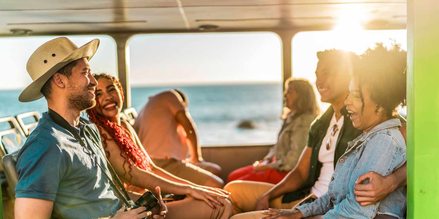 gruppenreisen-zwei-touristen-paerchen-im-bus-g-2058808511.jpg