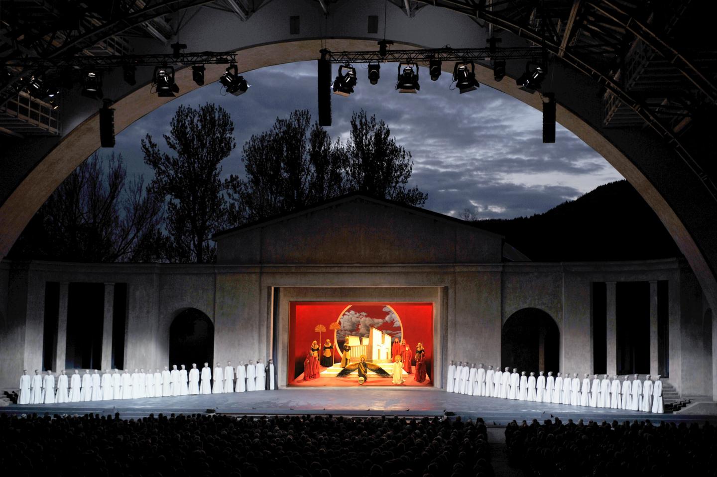 passionsspiele-oberammergau-passionstheater-bei-nacht-f.jpg