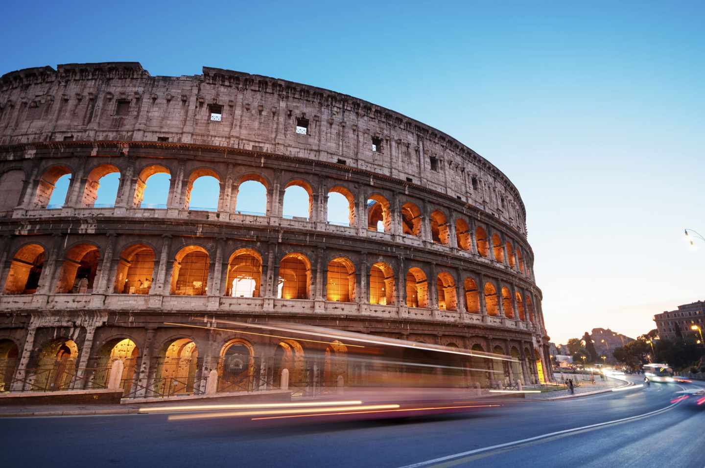 rom-colosseum-strasse-t-518201451.jpg