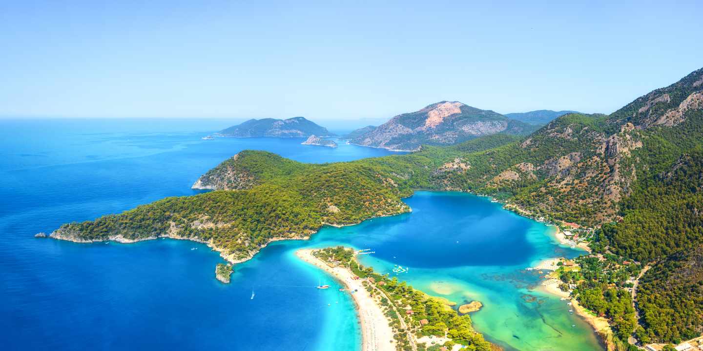 tuerkei-oeluedeniz-blue-lagoon-luftaufnahme-strand-meer-berge-g-836578962.jpg