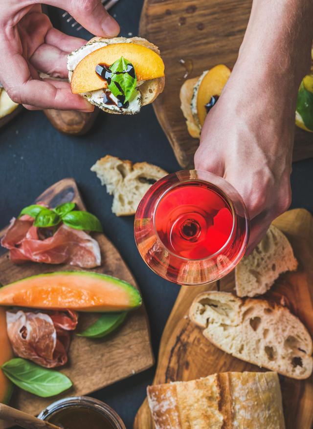 Kulinarik in Italien italien-antipasti-wein-t-596781998.jpg