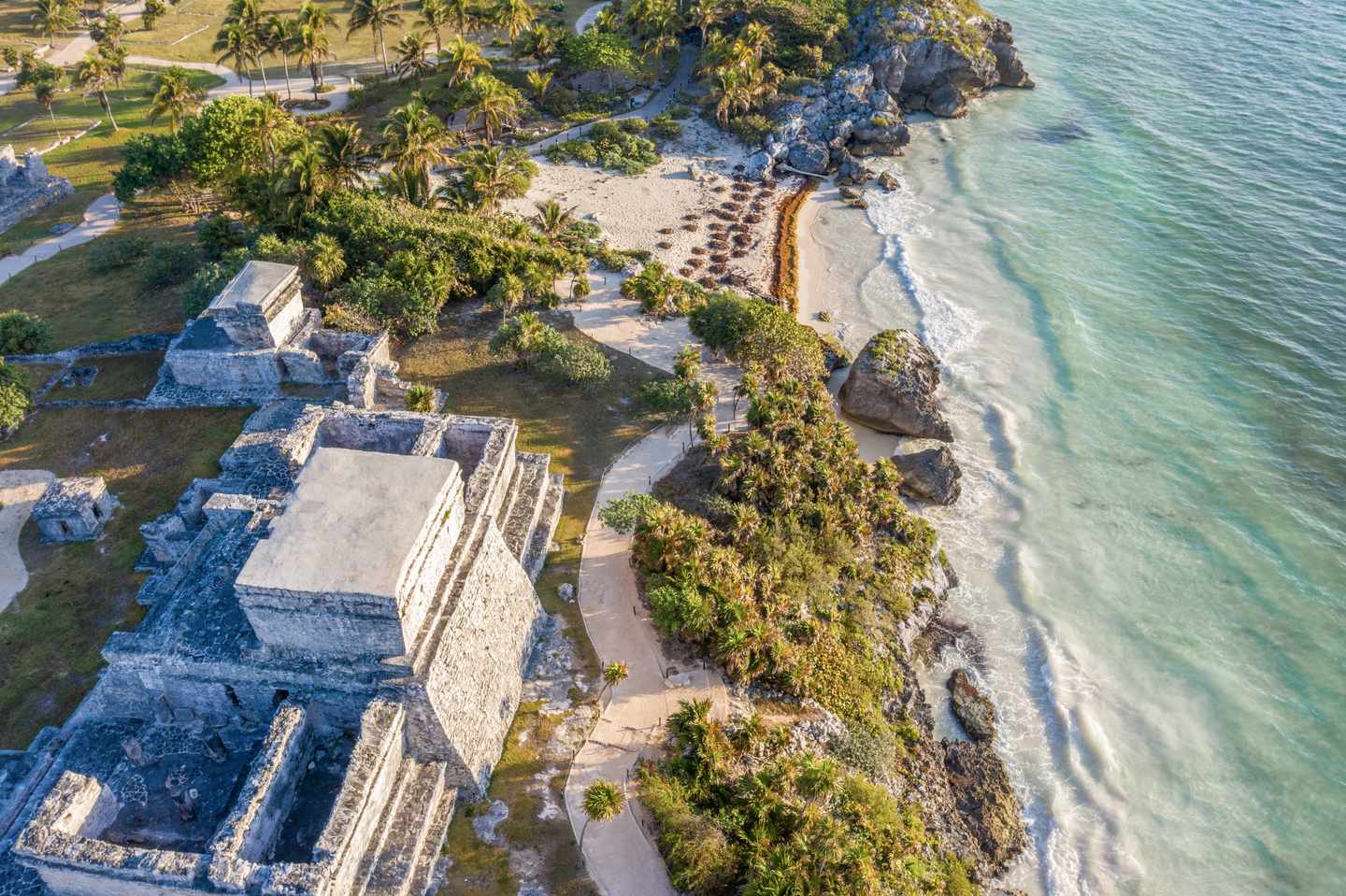 mexiko-tulum-tempel-am-meer-topshot-g-1196942549