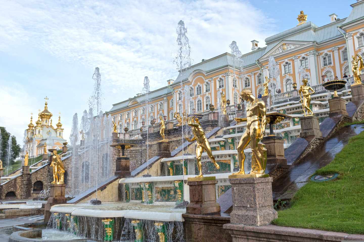 russland-st-petersburg-schloss-peterhof-klein-g-1074809594.jpg