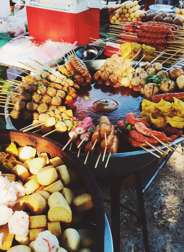 Essen in Thailand thailand-food-market-t-610951930.jpg