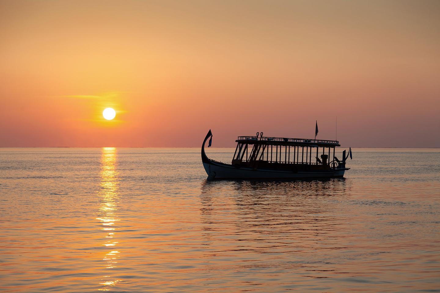 malediven-sonnenuntergang-und-aufgang-morgen-mit-einem-rotem-himmel-und-einem-typischen-maledivischen-boot-g-1317247027.jpg