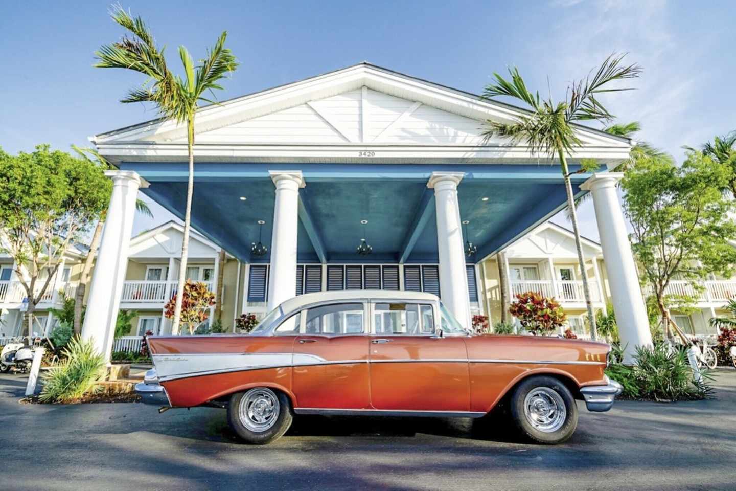blt15d125f12176a525-nordamerika-usa-florida-havana-cabana-der_eyw30027-an-s22-2.jpg Oldtimer vor dem Eingang des Havana Cabana in Florida