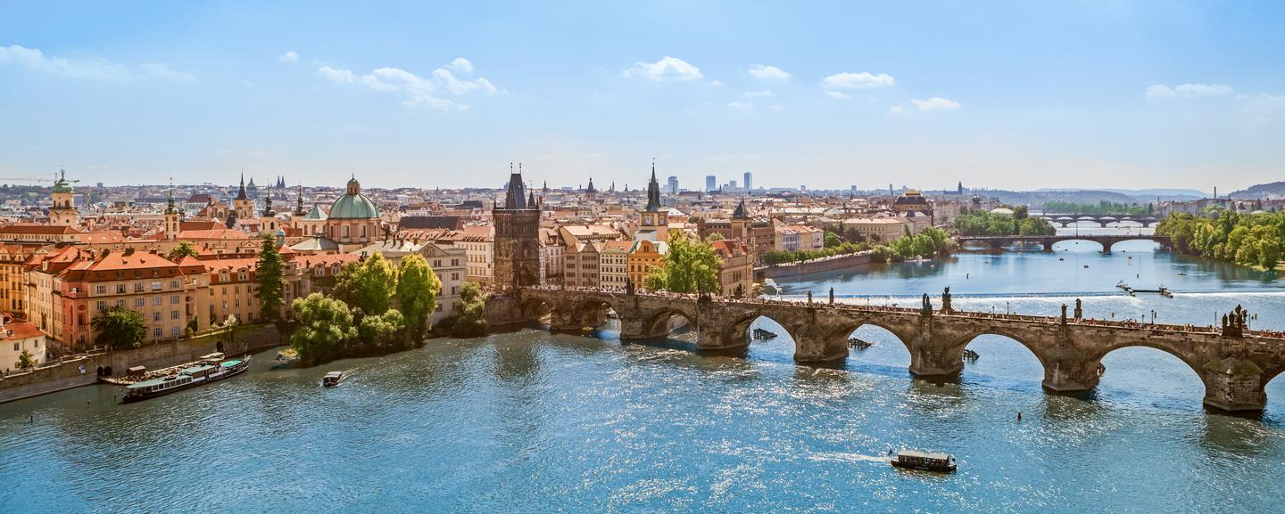 tschechien-prag-karlsbruecke-g-155378219.jpg
