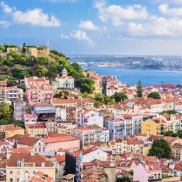 portugal-lissabon-skyline-mit-blick-auf-das-castelo-de-sao-jorge-g-936915366-crop.jpeg