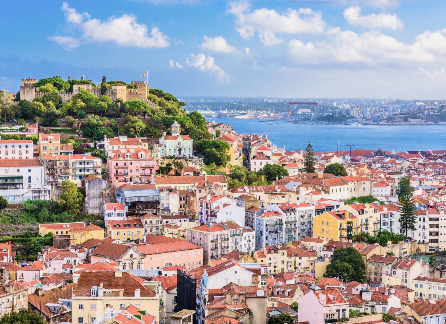 blt66713bcaaf8d77d2-portugal-lissabon-skyline-mit-blick-auf-das-castelo-de-sao-jorge-g-936915366-crop.jpeg portugal-lissabon-skyline-mit-blick-auf-das-castelo-de-sao-jorge-g-936915366-crop.jpeg