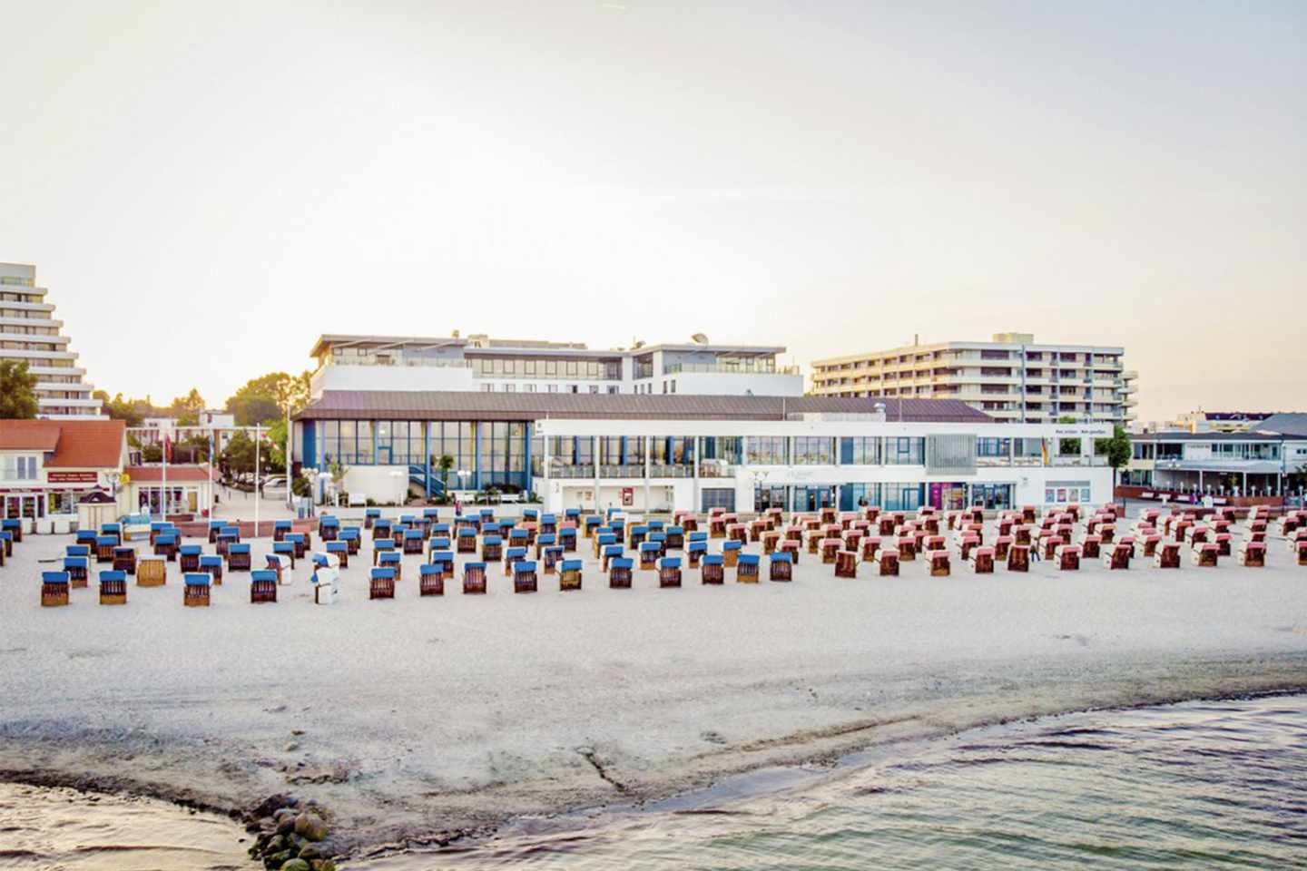 bltdb5821bd93471433-deutschland-ostsee-aja-groemitz-3-DER-KEL25007.jpg Außergewöhnlichste Hotels Deutschland.Hotel aja Groemitz Strandabschnitt mit Liegen