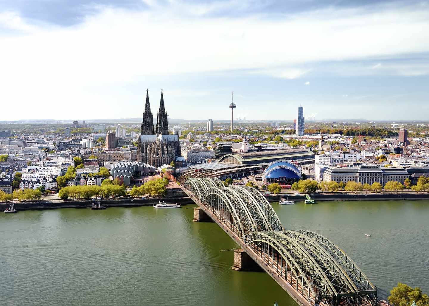 deutschland-koeln-hohenzollenbruecke-dom-g-1162344952.jpg