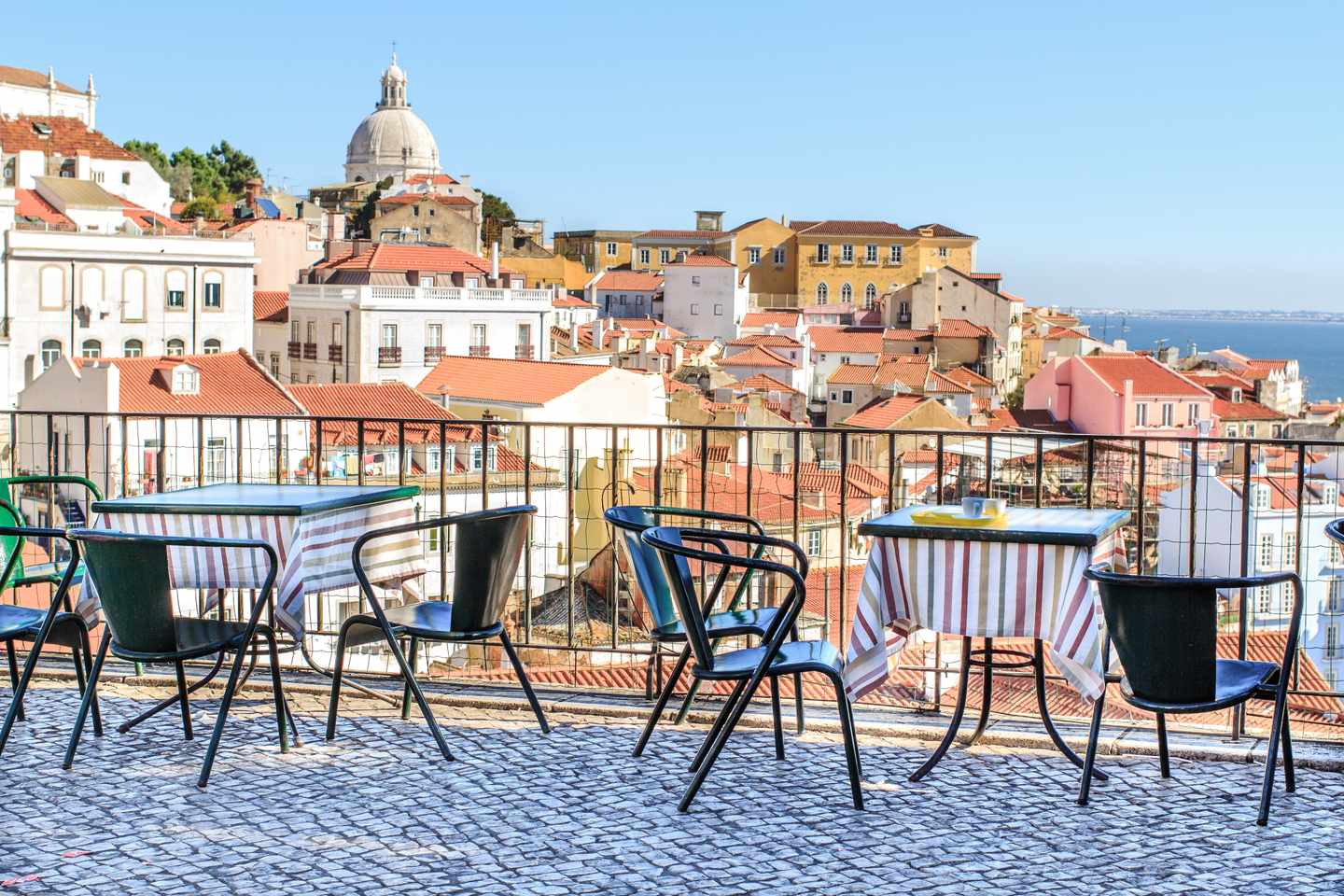 portugal-lissabon-cafe-terrace-g-451960451.jpg