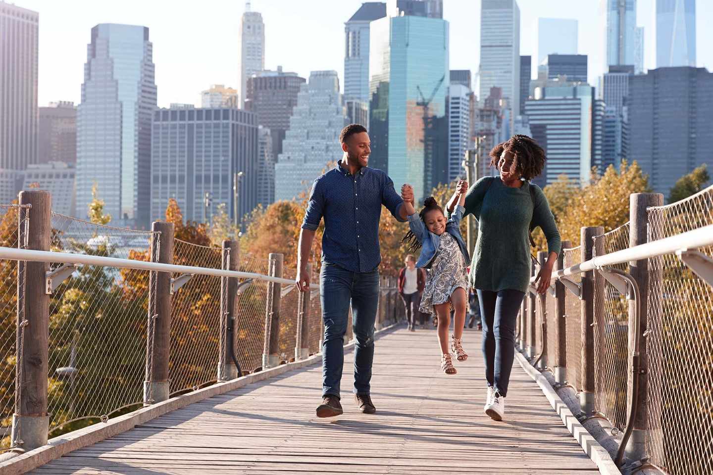 usa-new-york-familie-auf-einem-steg-mit-skyline-im-hintergrund-g-901212780.jpg