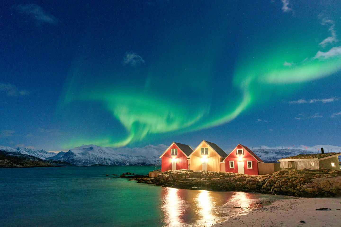 Die Nordlichter schimmern grün über dem Sommaroy-See im Norden Norwegens