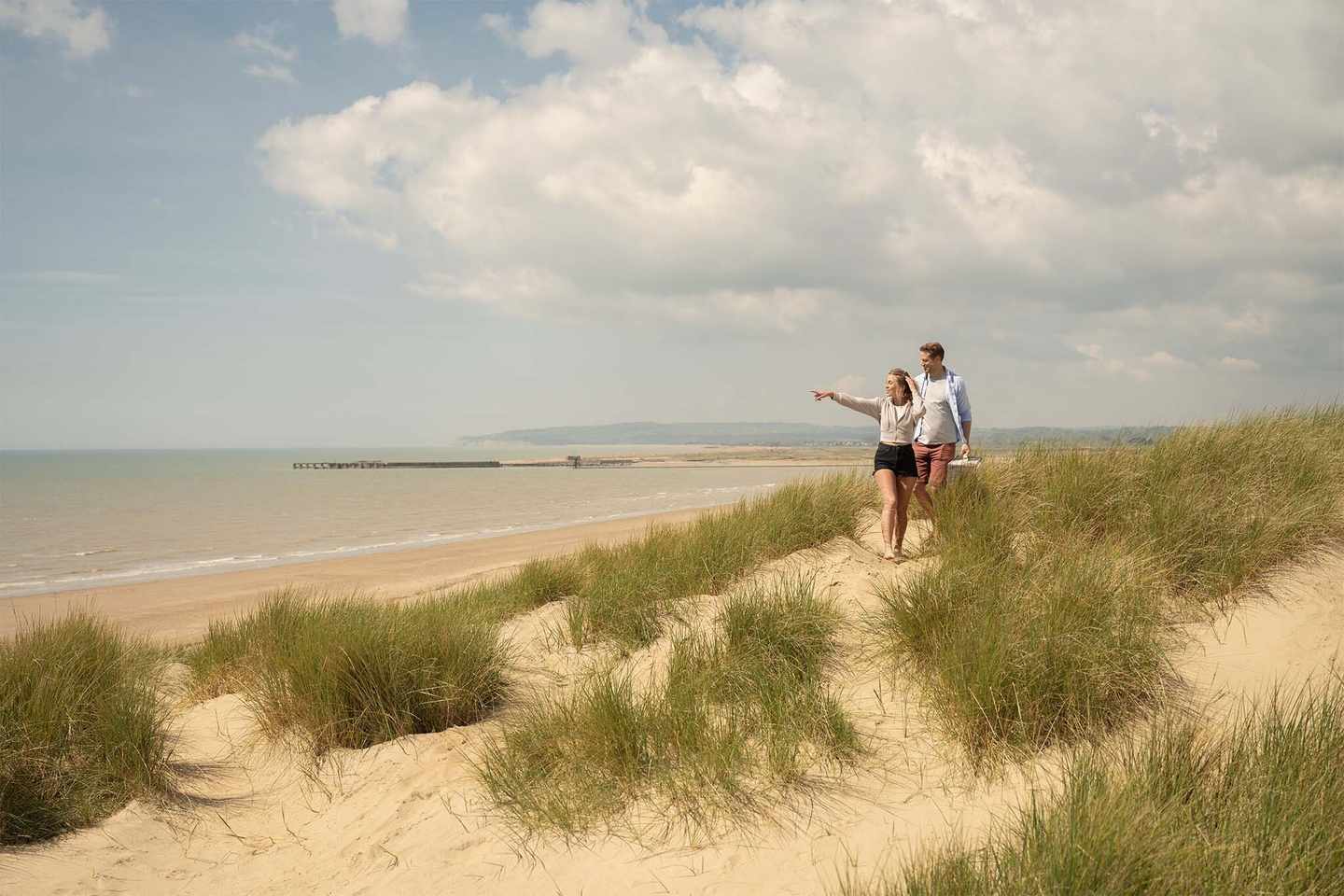 deutschland-ostsee-paar-spaziert-zwischen-den-duenen-am-ostsee-strand-g-1325013936.jpg