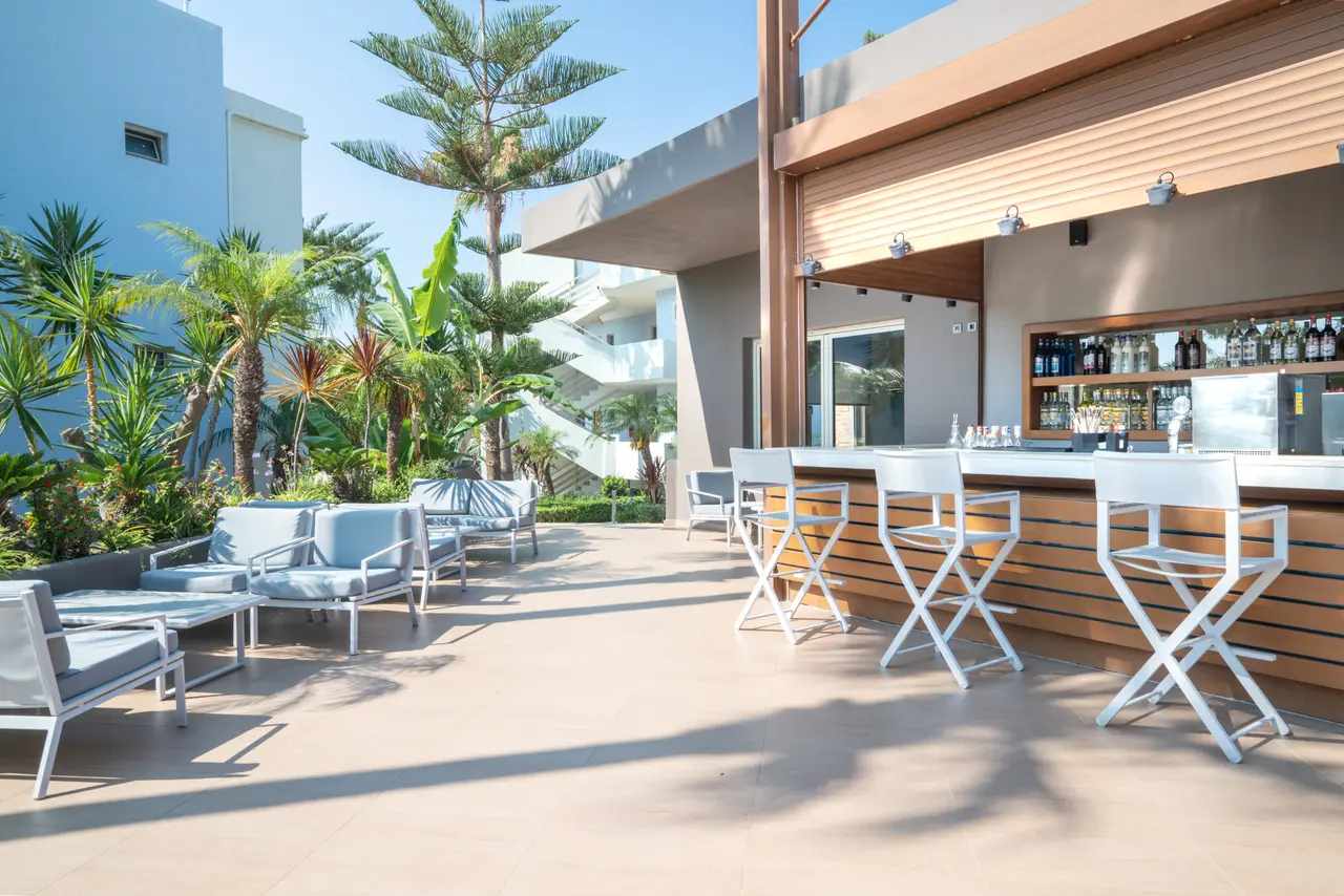 blt808e5e3ce508e5e0-greece-kos-bluelagoon-resort-235029-bar-c10-k2657.jpg Hotels mit Wasserpark: ein Restaurant im Blue Lagoon auf Kos