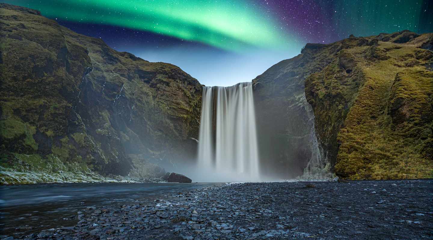 Island_Wasserfall_Skógafoss_GettyImages-1651121209.jpg