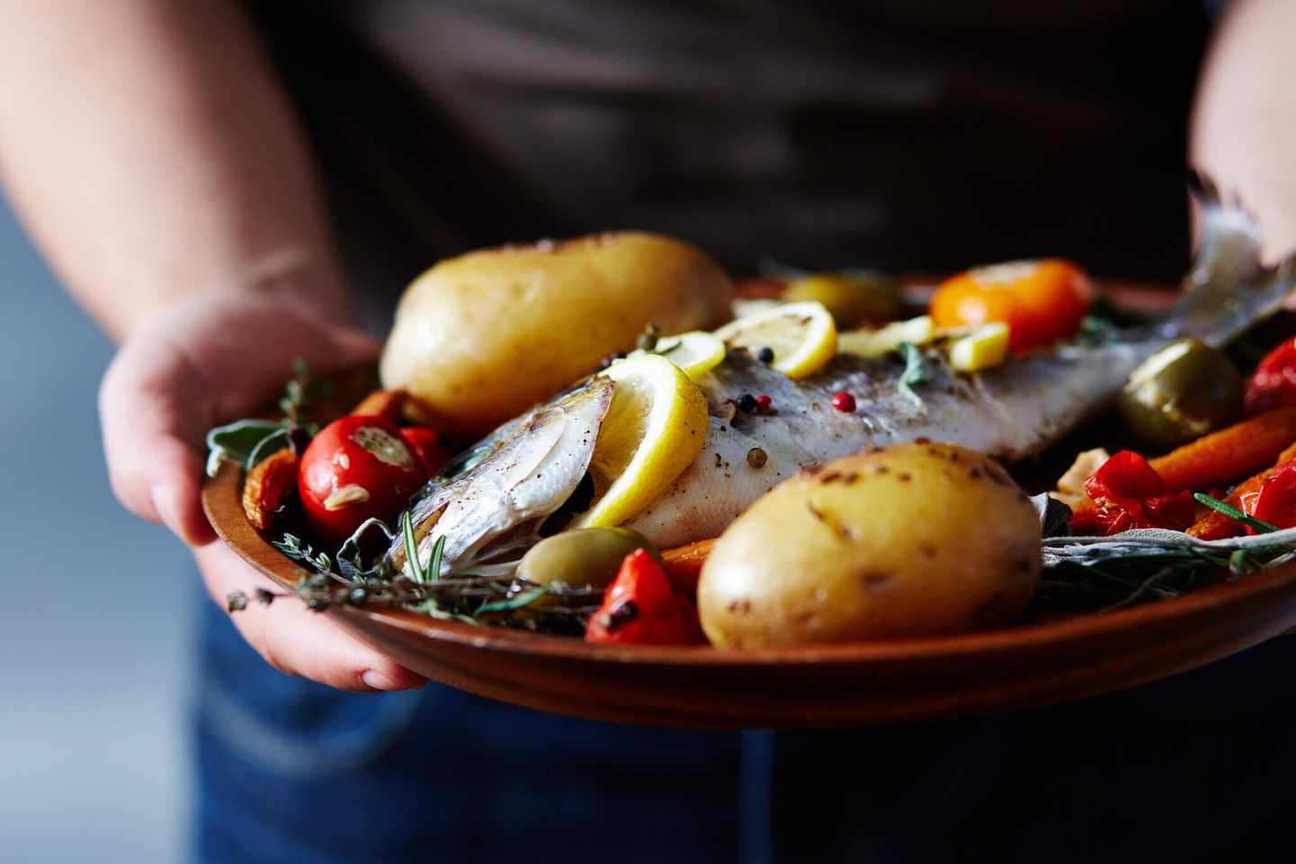 sentido-fisch-mit-kartoffeln-gemüse-und-zitrone-g-1031471734.jpg
