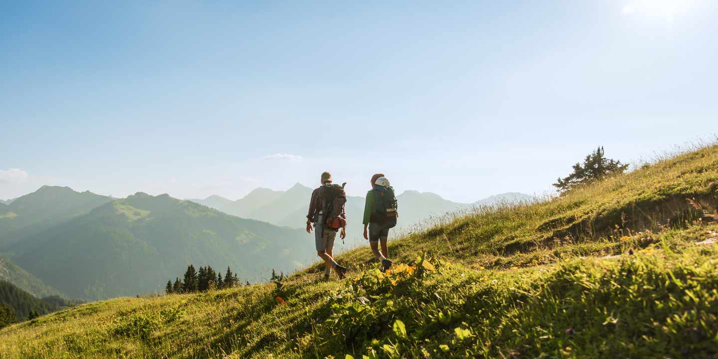 oesterreich-tirol-tannheimer-tal-wandern-almwiese-bergblick-wellnessurlaub-g-585834371.jpg