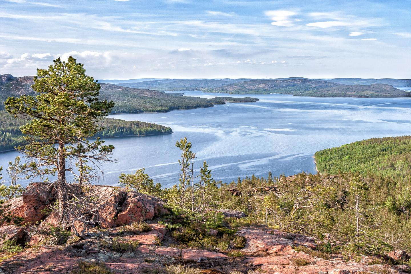 schweden-mjaeltoen-blick-üeber-gebiet-von-hoga-kusten-g-1165355680.jpg