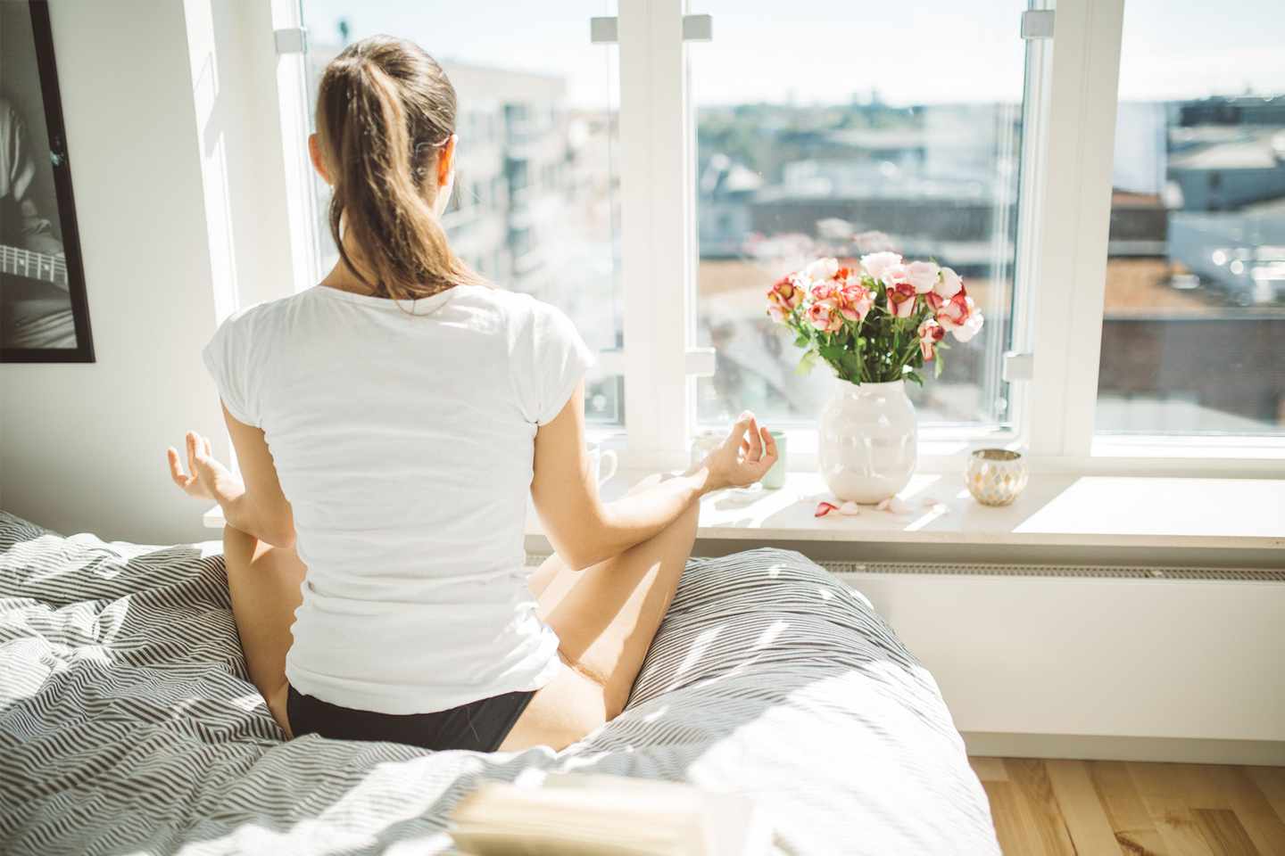 deutschland-self-care-frau-macht-yoga-auf-bett-g-918131058.jpg