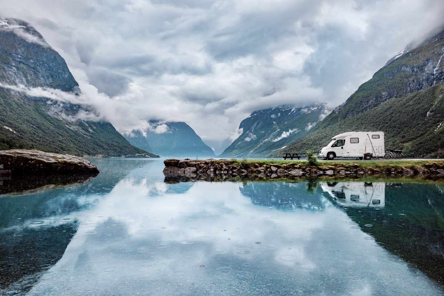 coolcation-norwegen-wohnmobil-am-fjord-g-909097908.jpeg