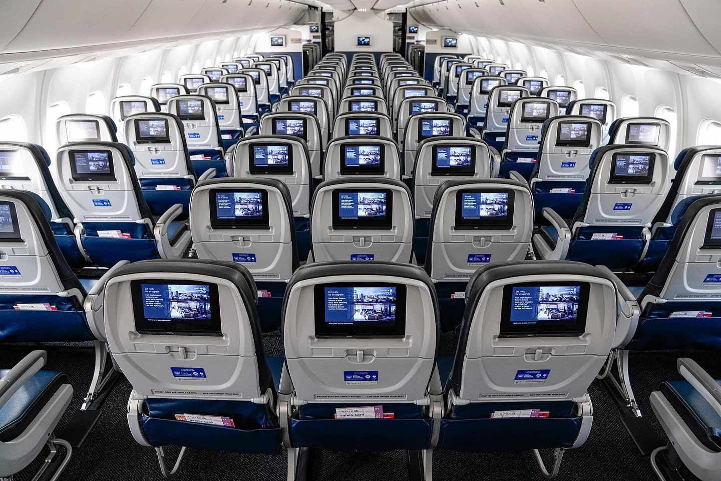 bltbc1069eea653ca93-United_Airlines_Economy_Seatback_Sitzreihe_komplettes_Flugzeug.jpg United Airlines: Economy Sitzreihe ganzes Flugzeug
