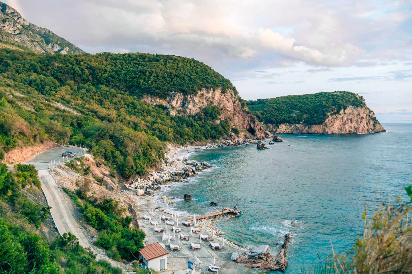 montenegro-crvena-glavica-strand-luftaufnahme-g-675297836.jpg