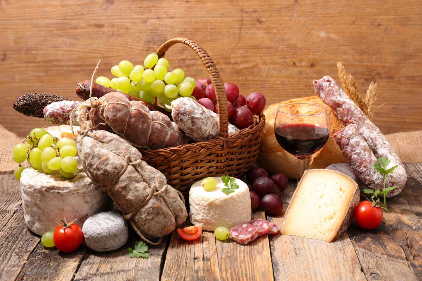 frankreich-essen-und-wein-klein-g-698577788.jpg