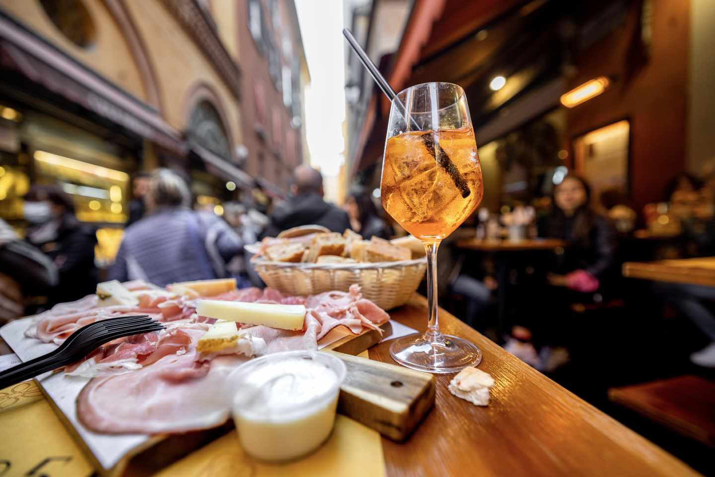 italien-gasse-restaurant-aperitivo-antipasti-aperol-spritz-g-1389934390.jpg