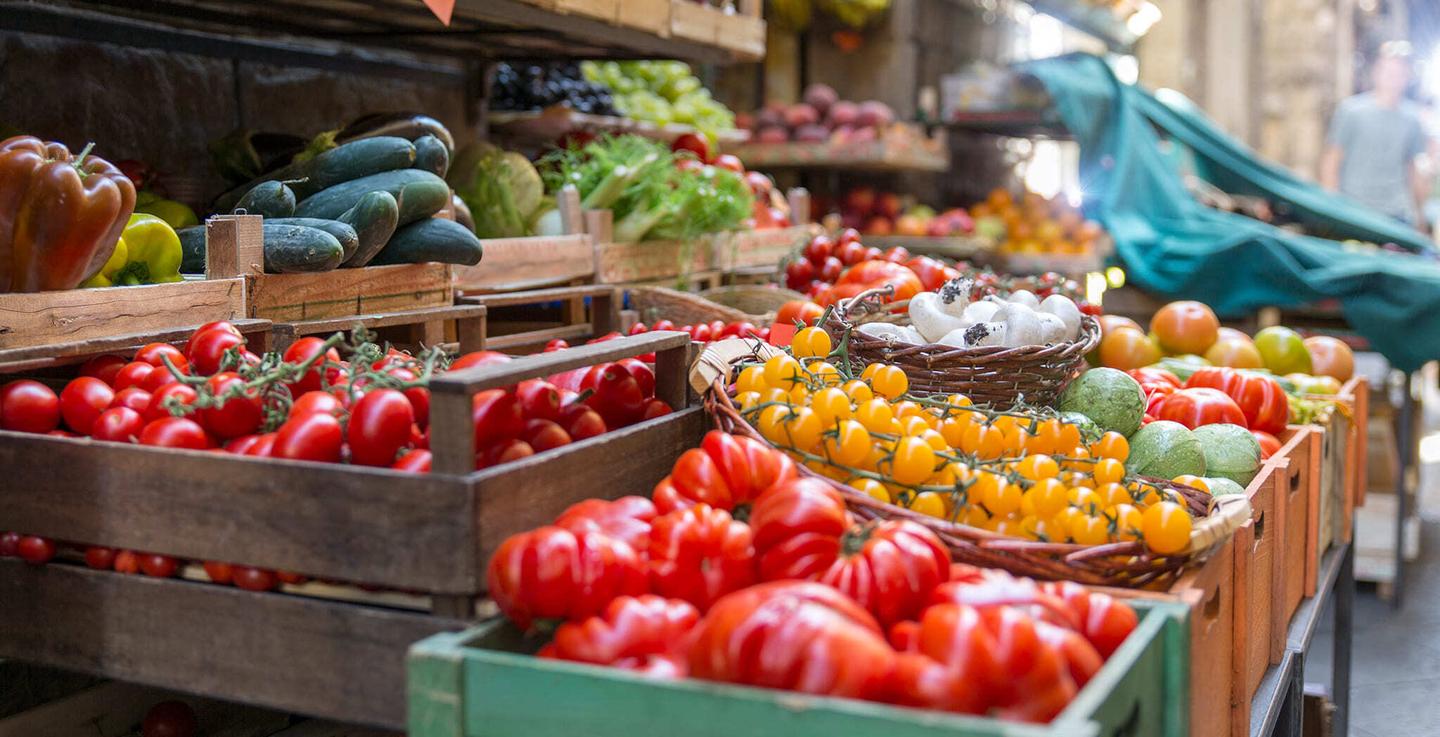 spanien-mallorca-maerkte-frisches-gesundes-obst-g-867412558.jpg