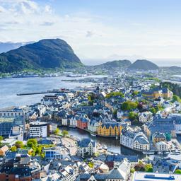 norwegen-alesund-stadt-von-oben-g-1159183268.jpg