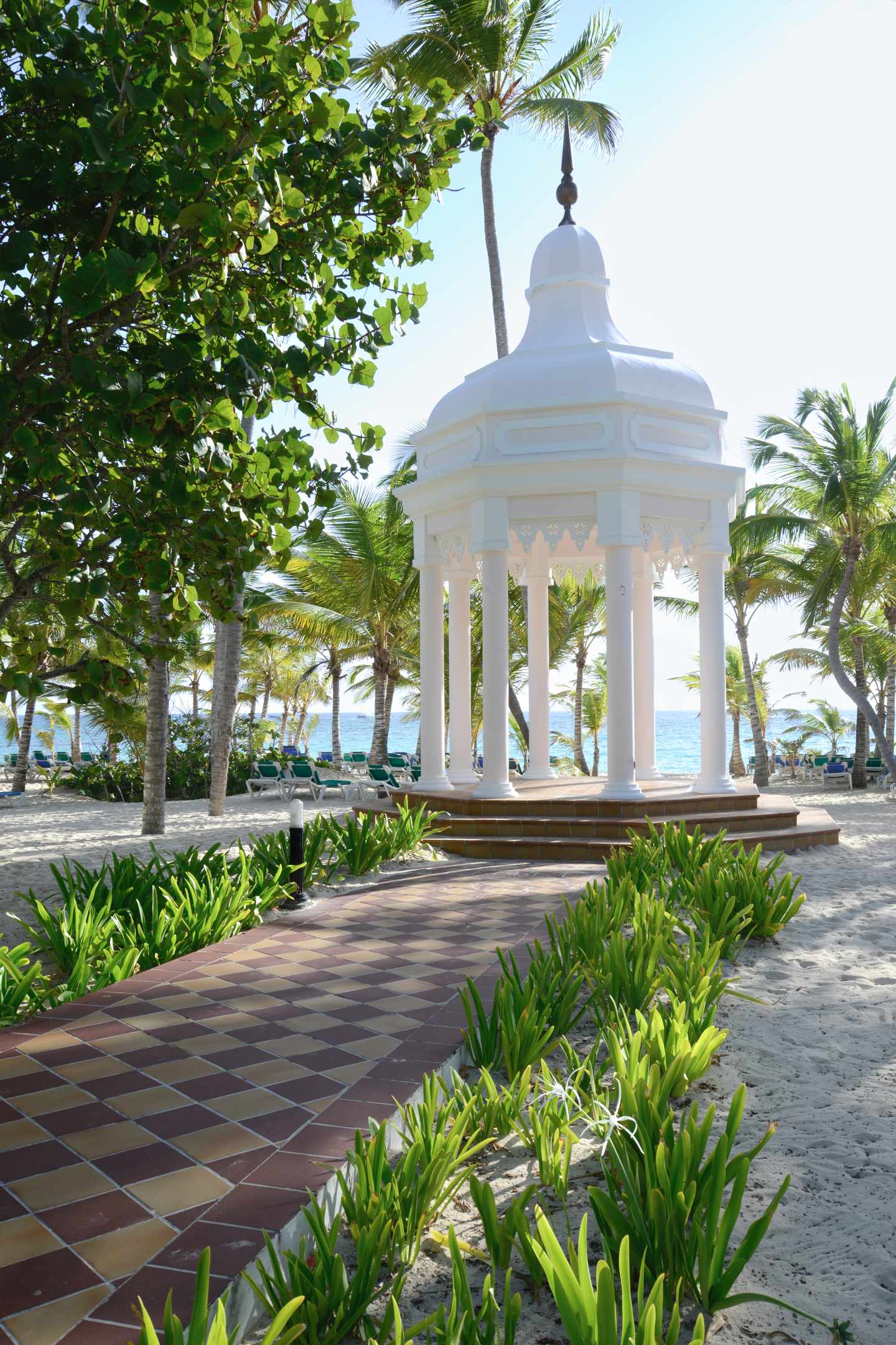 GettyImages-180639121.jpg Weiße Gartenlaube in einem Strand bei Punta Cana, dominikanische Republik.