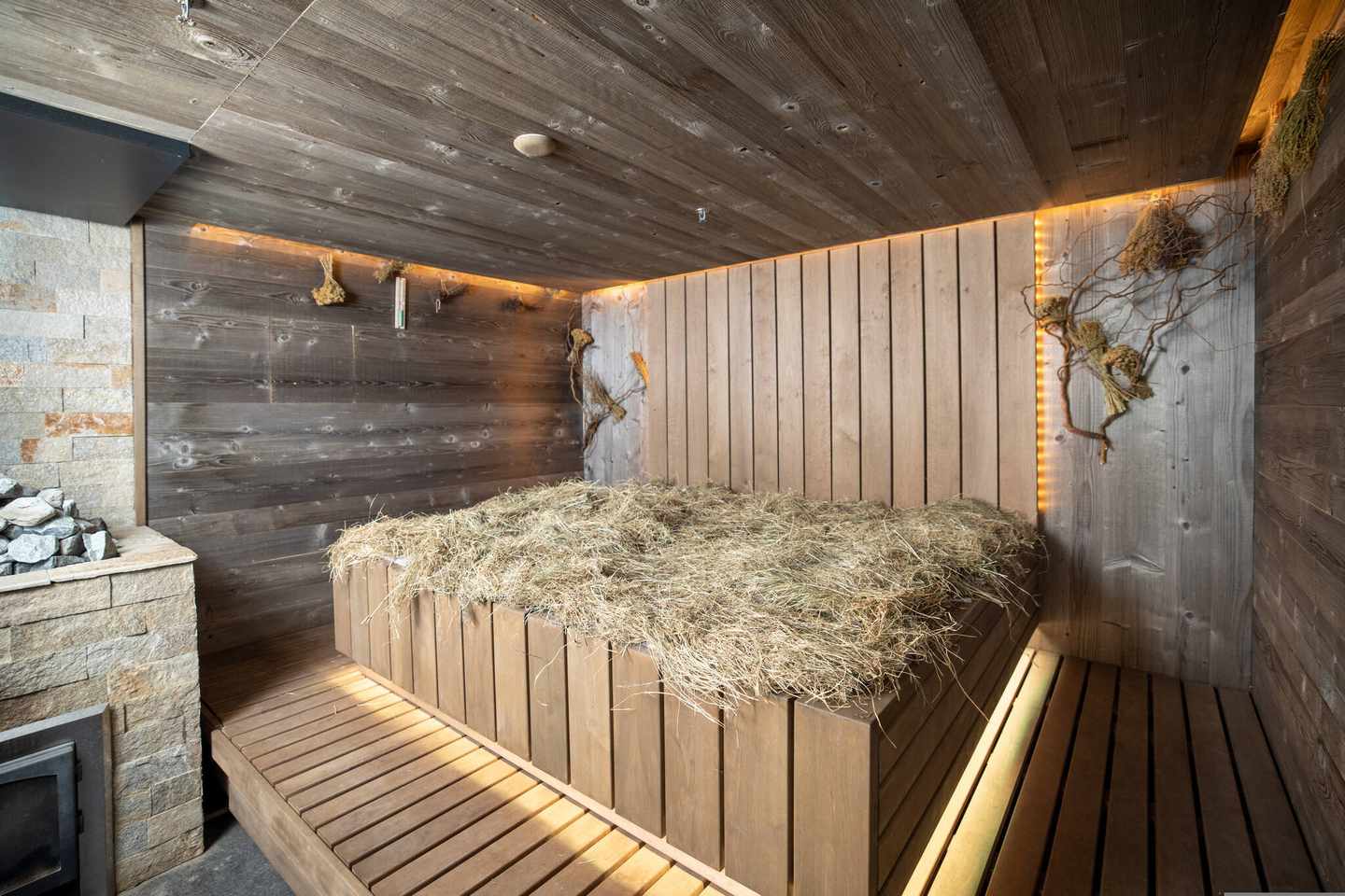 italien-suedtirol-inneneintichrung-einer-holzsauna-dampfbad-badehaus-mit-heu-auf-holzbank-g-1318680608.jpg