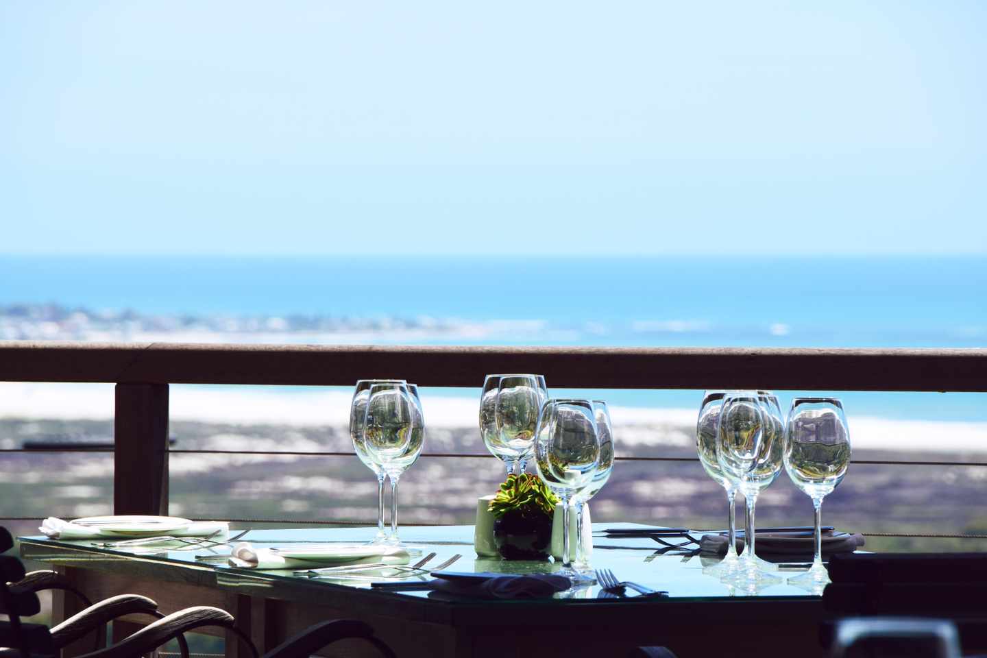 suedafrika-camps-bay-weinglaeser-g-627284722.jpg