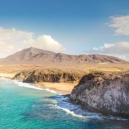 spanien-kanaren-fuerteventura-wilder-strand-felsen-kueste-g-1170285611.jpg