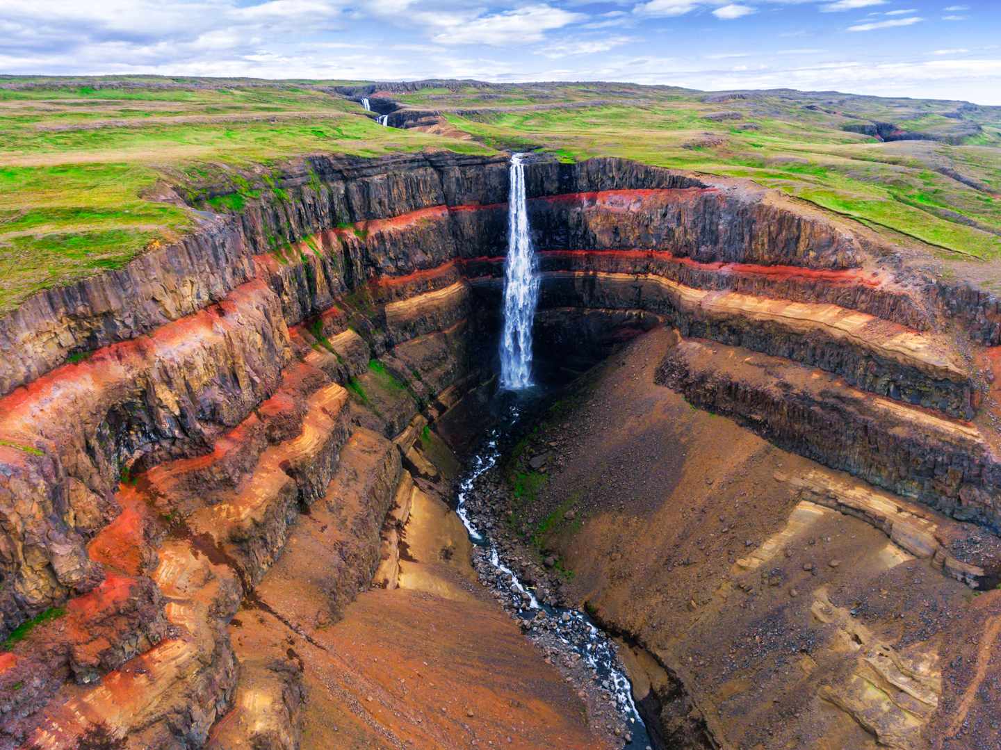 Island_Wasserfall_Hengifoss_GettyImages-1153204253.jpg