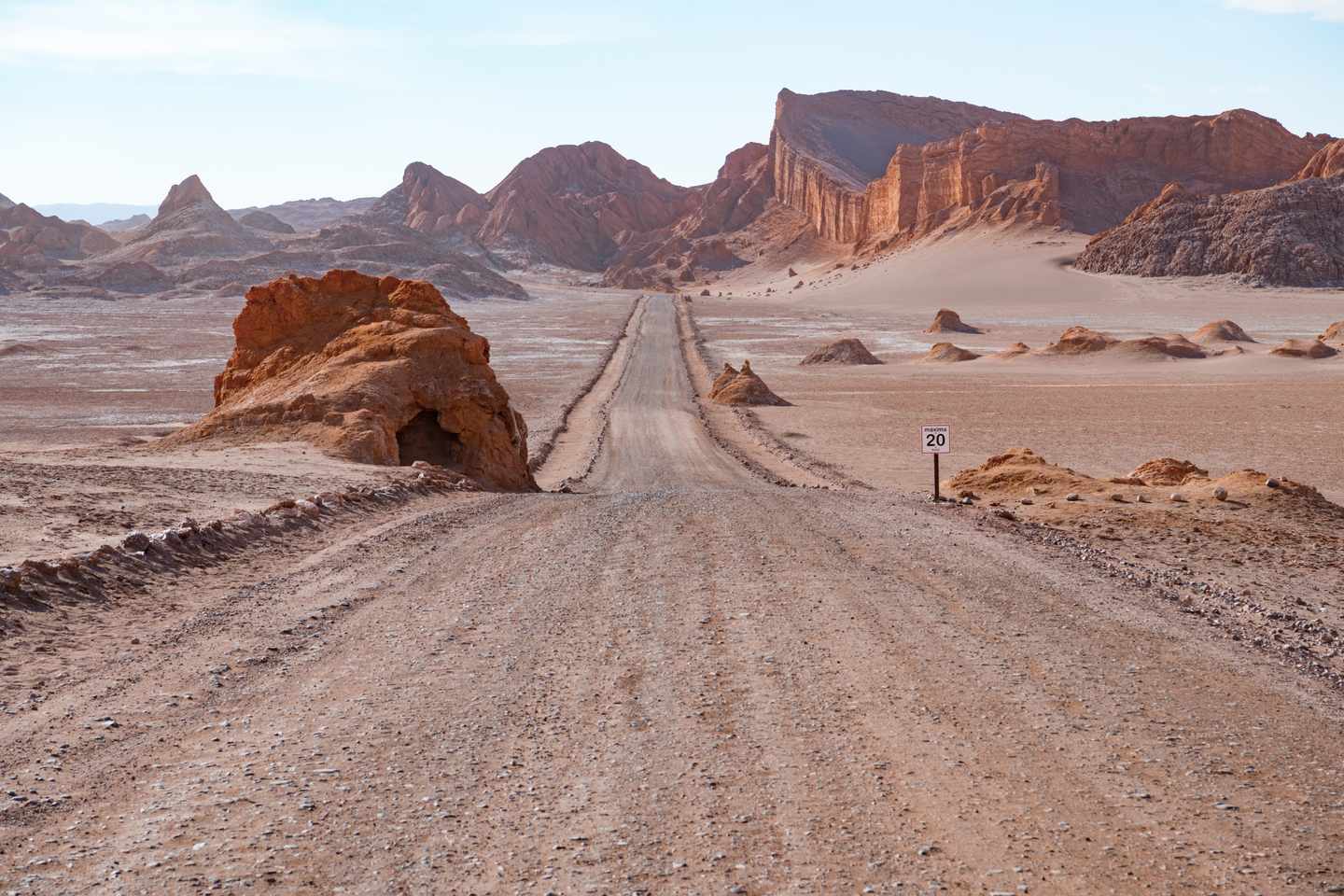 chile-atacama-wueste-mit-straße-und-bergen-g-923063012_bearbeitet.jpg