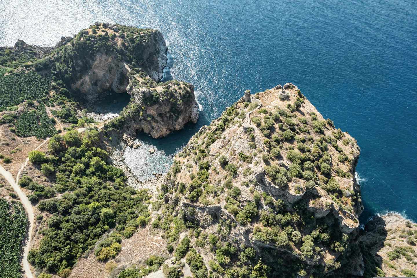 tuerkei-tuerkische-riviera-side-die-schoene-luftaufhnahme-der-antiken-stadt-antiochia-ad-cragum-in-der-naehe-von-gazipasa-antalya-g-1364654085.jpg